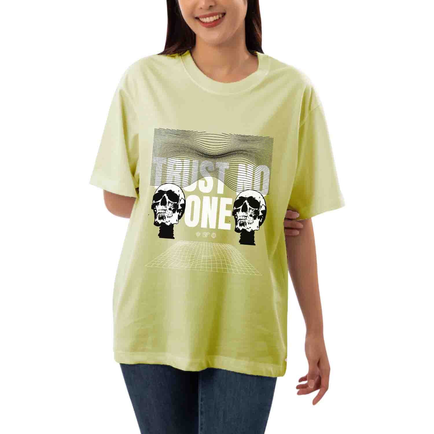 Trust no one Women's Oversized T-shirt