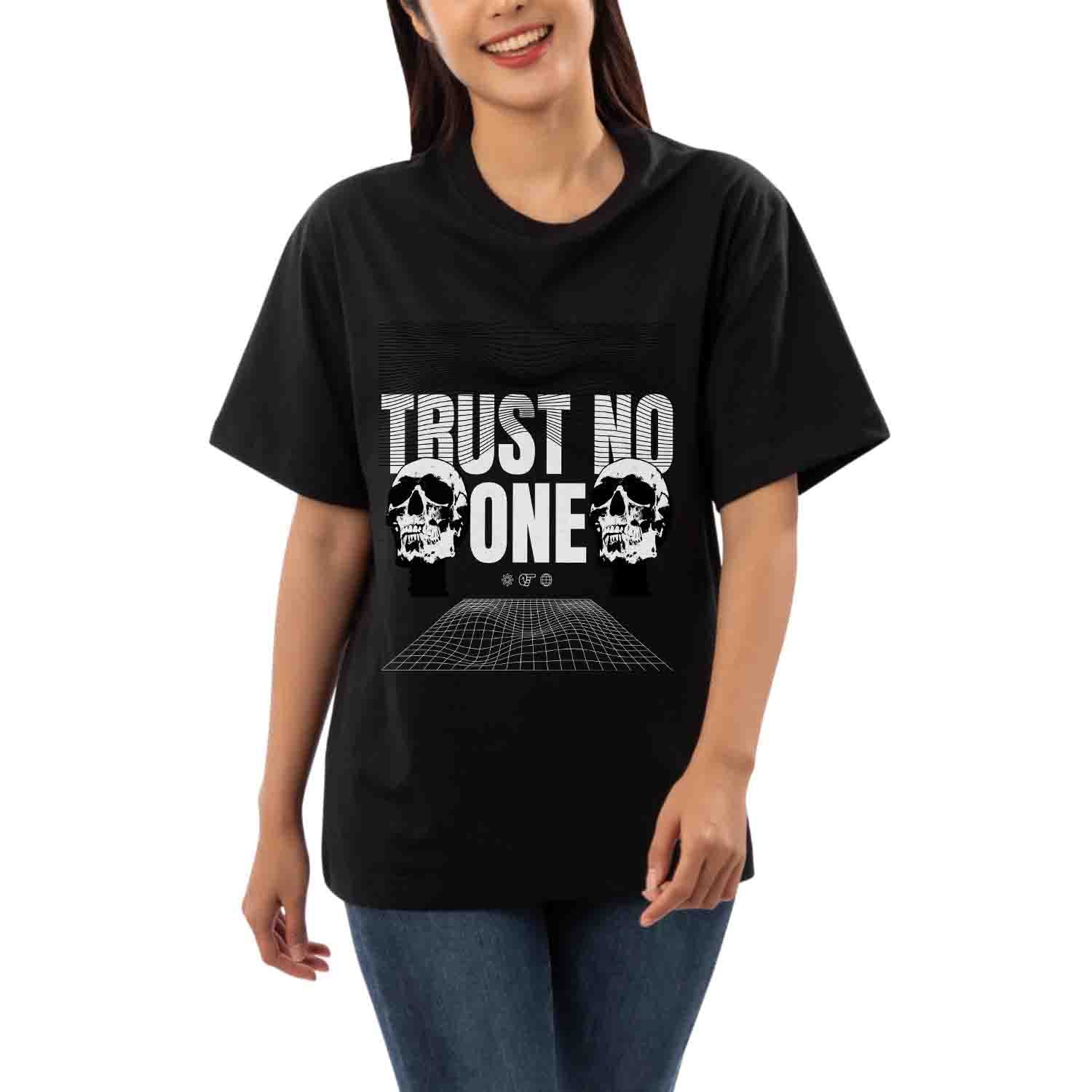 Trust no one Women's Oversized T-shirt